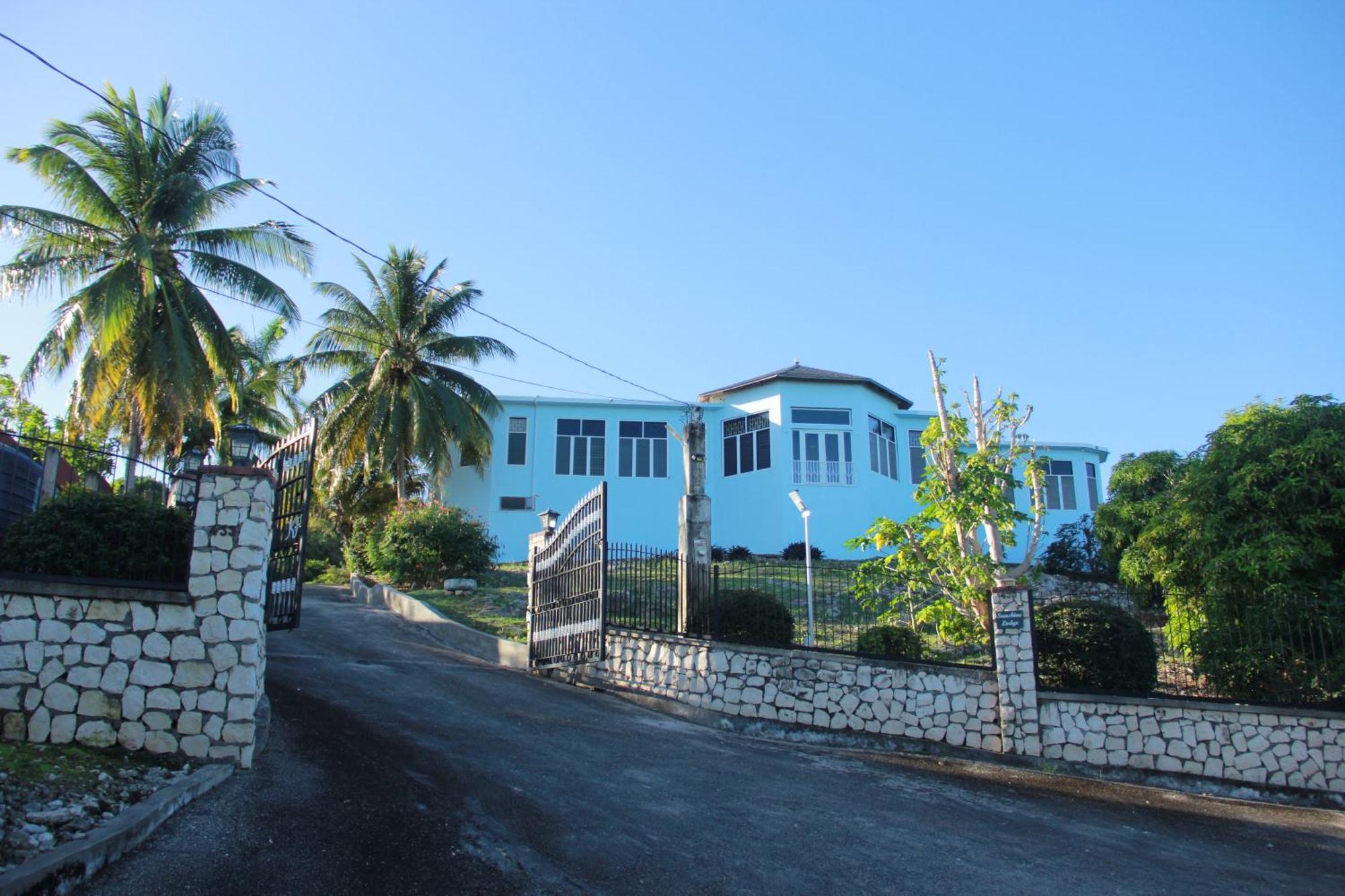 Sunshine Lodge: Your Home Away From Home Montego Bay Exterior photo