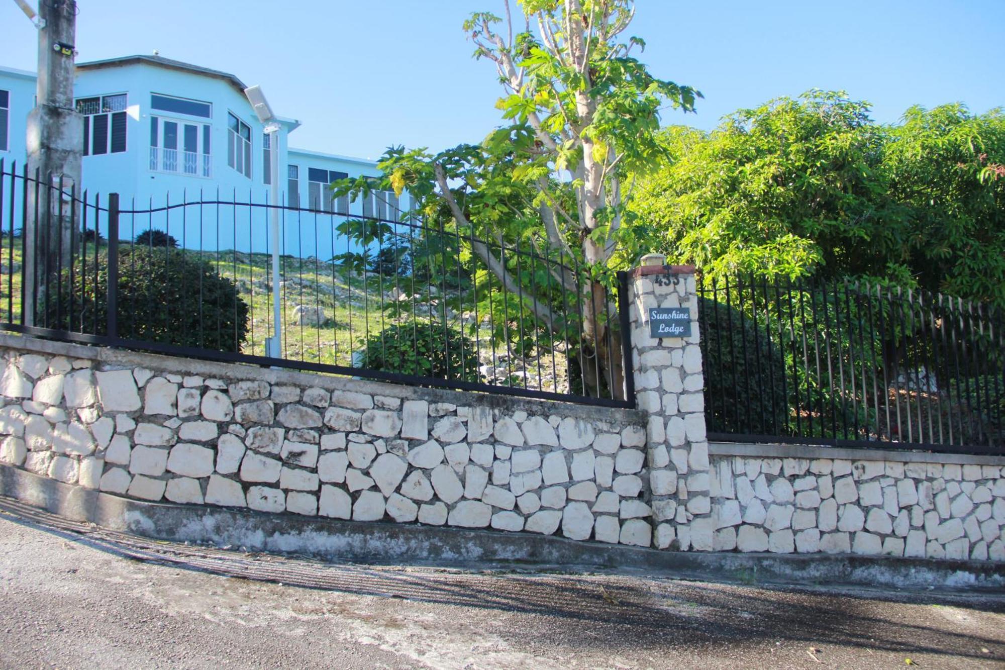 Sunshine Lodge: Your Home Away From Home Montego Bay Exterior photo