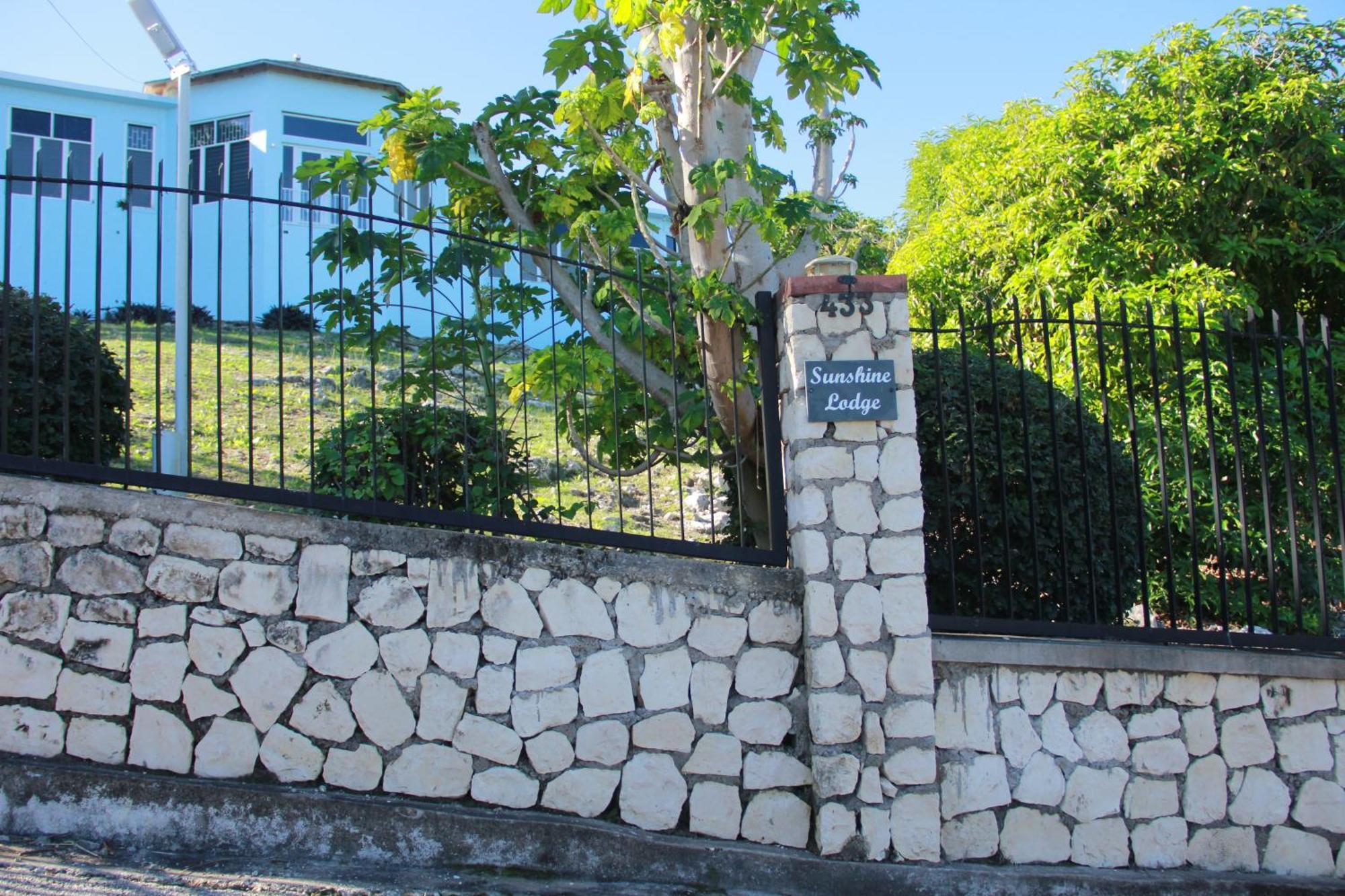 Sunshine Lodge: Your Home Away From Home Montego Bay Exterior photo