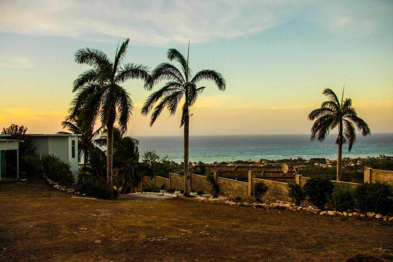 Sunshine Lodge: Your Home Away From Home Montego Bay Exterior photo